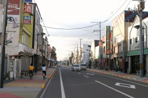 段差のない歩道が整備された大通り